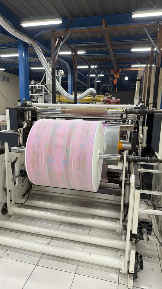 Proses laminasi di pabrik EZCO
