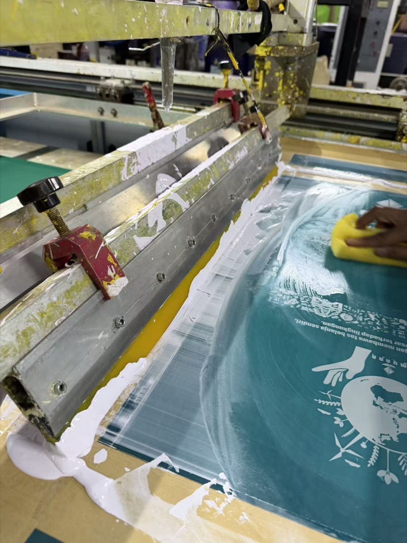 Proses sablon/cetak desain pada tas non-woven